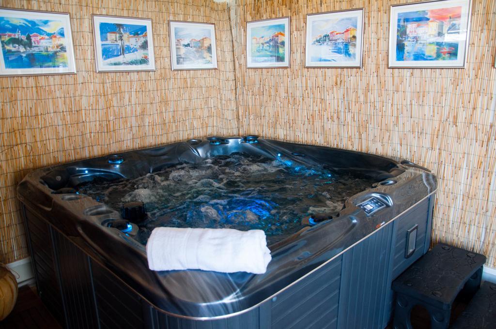 Camping Adria Mobile Homes In Camping Kastanija Novigrad Istria Extérieur photo