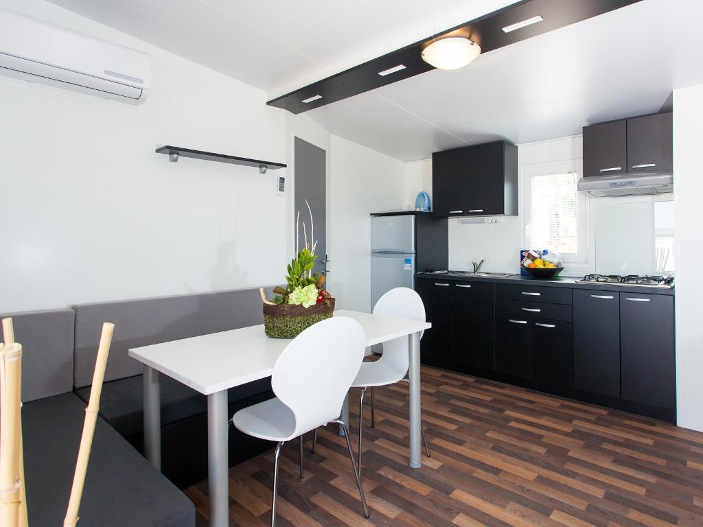 Camping Adria Mobile Homes In Camping Kastanija Novigrad Istria Chambre photo