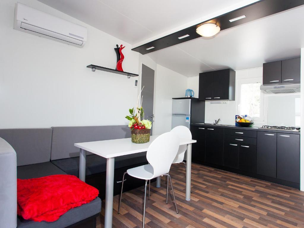 Camping Adria Mobile Homes In Camping Kastanija Novigrad Istria Chambre photo