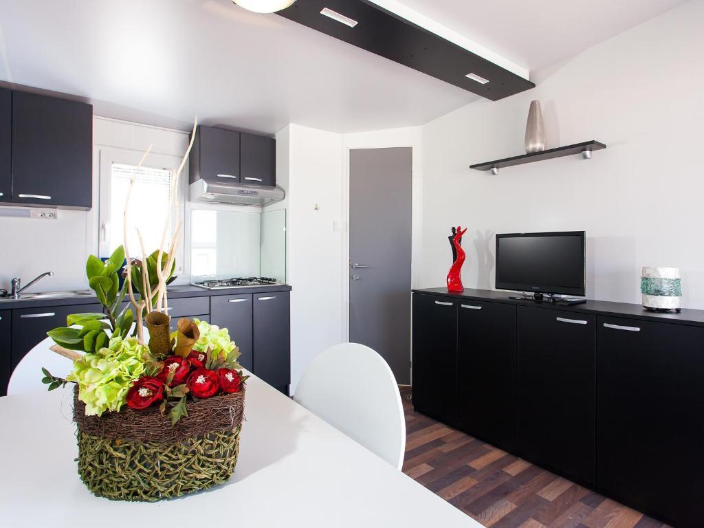 Camping Adria Mobile Homes In Camping Kastanija Novigrad Istria Chambre photo