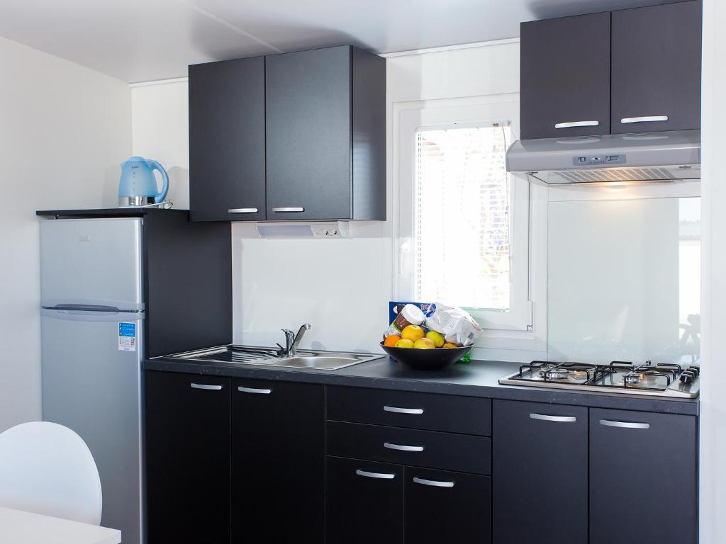 Camping Adria Mobile Homes In Camping Kastanija Novigrad Istria Chambre photo