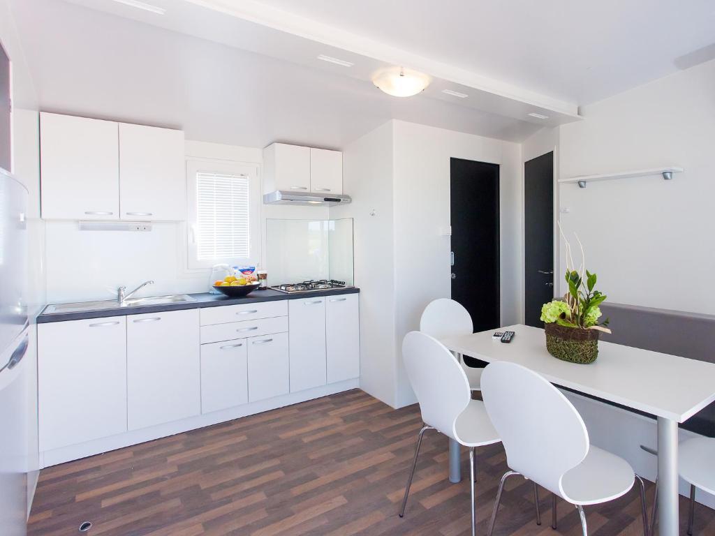 Camping Adria Mobile Homes In Camping Kastanija Novigrad Istria Chambre photo