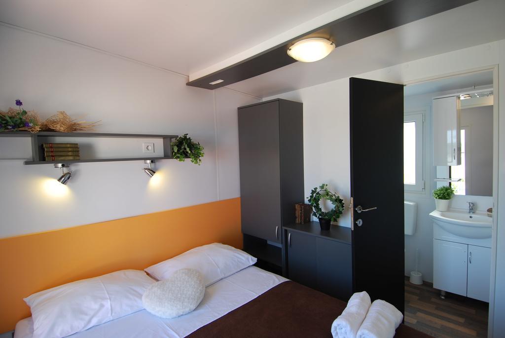 Camping Adria Mobile Homes In Camping Kastanija Novigrad Istria Extérieur photo