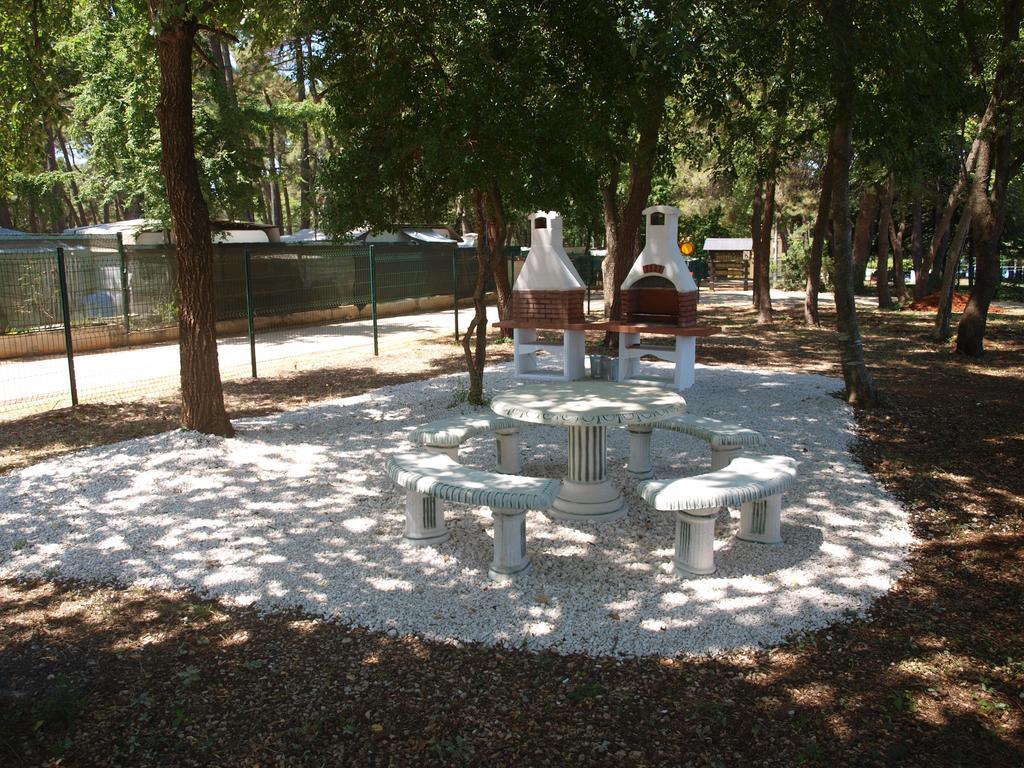 Camping Adria Mobile Homes In Camping Kastanija Novigrad Istria Extérieur photo